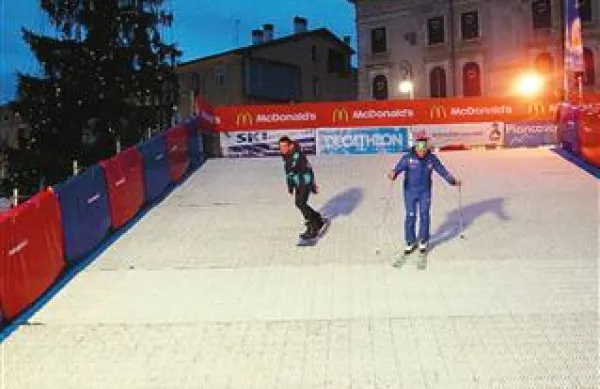 Na goriškem Travniku so postavili umetno smučišče, ki je za mojstre vijuganja kajpak prekratko,  neveščim smučanja pa vseeno utegne predstavljati izziv