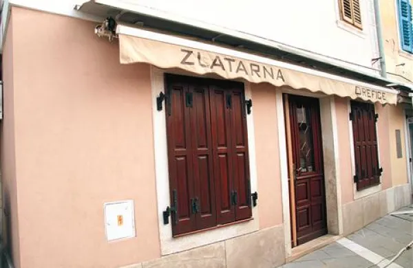 Neznani tatovi so letos že drugič okradli piransko zlatarno
