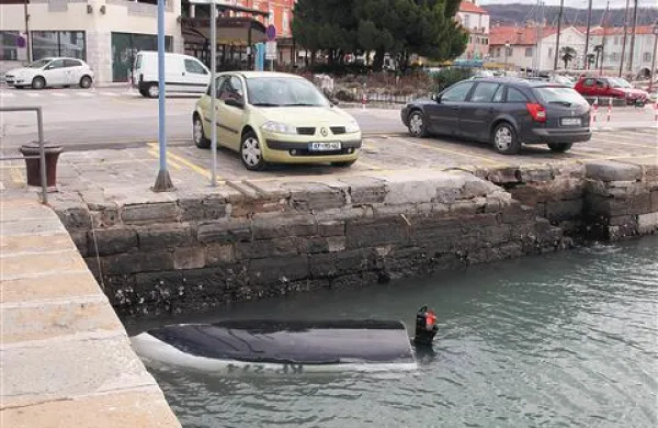 Včeraj dopoldne je prevrnjen čoln še čakal na lastnika ob izolskem pomolu