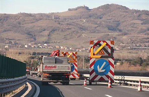 Romun se je zaletel v cestno signalizacijo in se prevrnil v jarek. Sopotnik je v nesreči umrl.