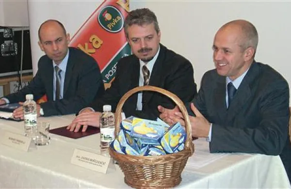 Sporazum o skupni promociji pivških proizvodov in turističnih produktov so včeraj podpisali (na fotografiji z leve) predsednik uprave perutninarskega podjetja Janez Rebec, župan Robert Smrdelj in vodja parka Janko Boštjančič