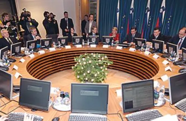 Vlada je danes sprejela predlog interventnega zakona. O njem bo zdaj odločal še parlament