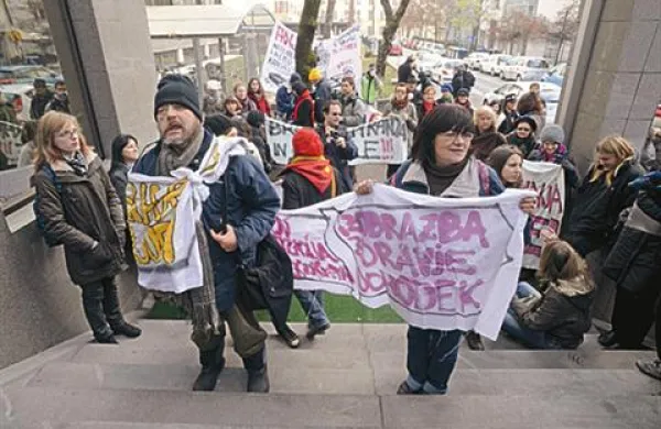 Protestniki iz gibanja 15o so se danes podali na ministrstvo za delo, družino in socialne zadeve