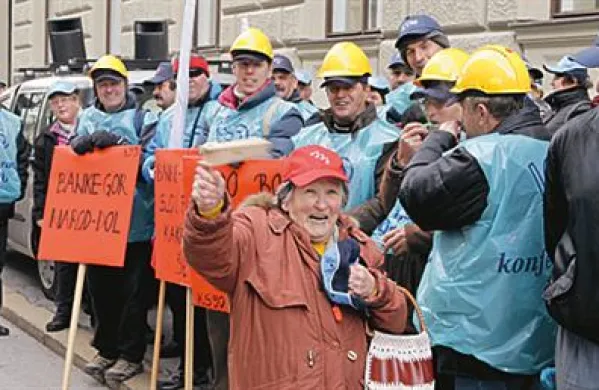 Sindikati so pred vlado protestirali proti prodaji Mercatorja