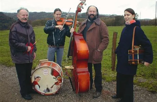 Slika iz arhiva družine Volk: pokojni nono Slavko, nekoč bobnar povojne skupine Bukovčani, sin Gregor, študent v Kopru, Romeo, “oče” skupine Volk-Folk in  hčerka Nina, profesorica na bistriški glasbeni šoli  