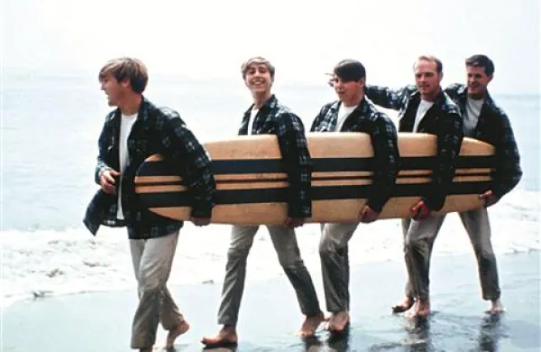 Rosno mladi člani zasedbe Beach Boys leta 1963