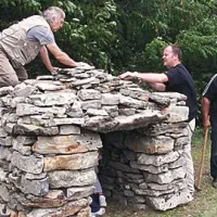 Pastirske hiške so element kraške dediščine, ki je v zadnjih letih ponovno postal priljubljen. Da se bo znanje o gradnji teh kamnitih hišk ohranjalo in širilo,  bo v prihodnje skrbel tudi projekt Kras2o11.