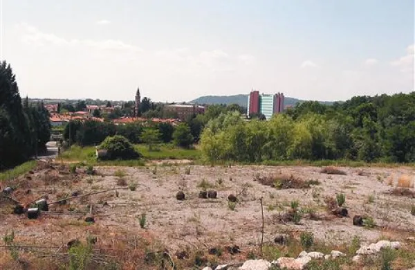 Območje Lade je eden od najbolj prestižnih delov Šempetra, a je še vedno pusto in prazno. Svetniki bodo odločali, ali bi  ga spet namenili za vrtove. 