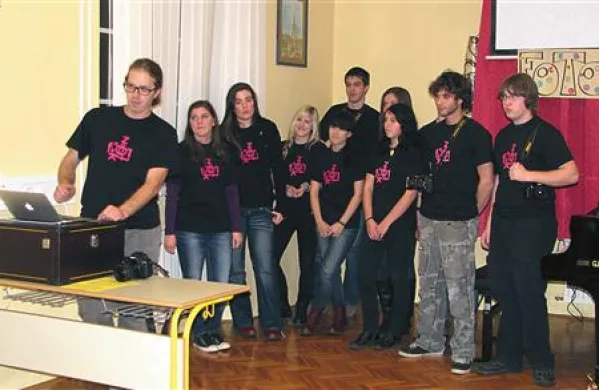  Člani fotokrožka so  z mentorjem Marjanom Krebljem koledar predstavili v prostorih bistriške glasbene šole