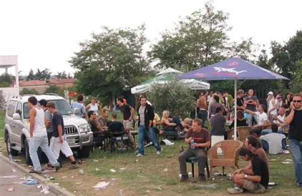 Prizor z dvorišča diskoteke, z zabave po zabavi,  avgusta 2006