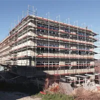 V teh dneh gradbeni delavci podjetja Makro 5 z okni in drugimi steklenimi stavbnimi elementi zapirajo novogradnjo šole 
