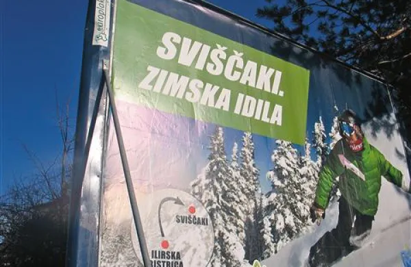 Veliki plakati vabijo na Sviščake, v  zimsko idilo. A za smučarsko idilo je snega še premalo.