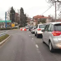Obisk črpalke OMV na Vipolžah zdaj že vsak dan zapre cesto od vasi proti Italiji
