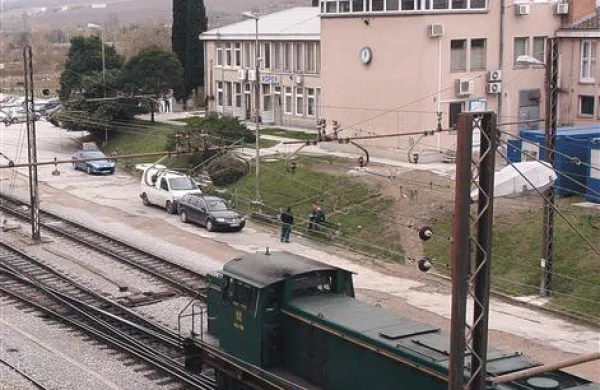 Iz menze na železniški tovorni postaji naj bi osumljeni odnesli za 4000 evrov hrane in pijače