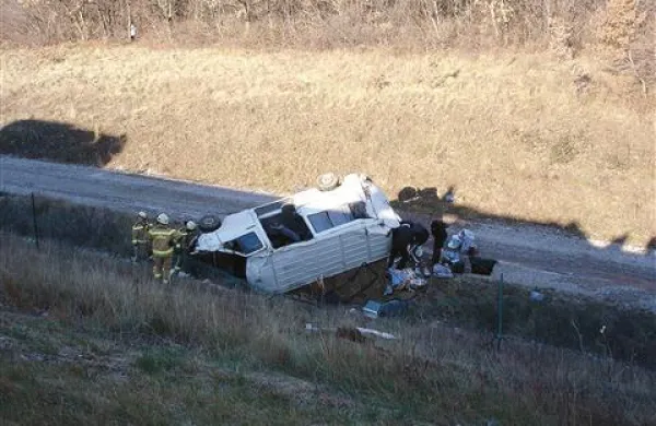 Voznik je s kombijem pristal v jarku pod avtocesto, njegovega sopotnika pa je že pred tem vrglo iz vozila na prehitevalni pas