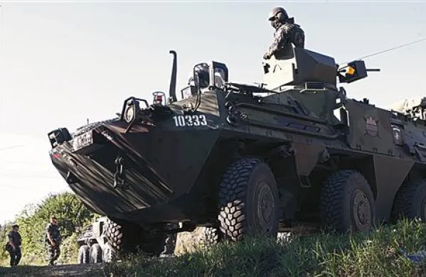Na severu Kosova so tamkajšnji Srbi postavili zapore, da bi kosovskim oblastem preprečili prevzem nadzora nad mejnimi prehodi s Srbijo. V spor so intervenirale tudi sile KFOR (na fotografiji).