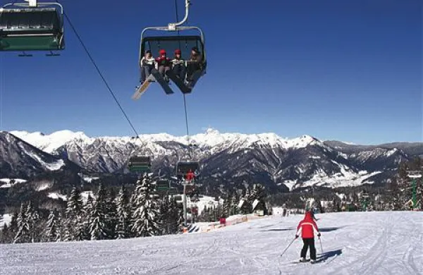 V zimski sezoni se bo na potovanja odpravilo več Slovencev kot lani, a so za oddih predvideli manj denarja kot lani
