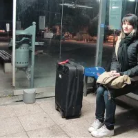 Študentka Anamarija je zaradi zamude vlaka zamudila avtobus v Portorož. Naslednjega bo čakala celo uro.
