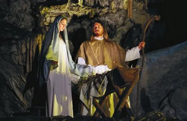 V Postojnski jami bodo ob božiča do praznika svetih treh kraljev znova na ogled žive jaslice, ob katerih bosta prepevala Julija Kramar in Peter Vode