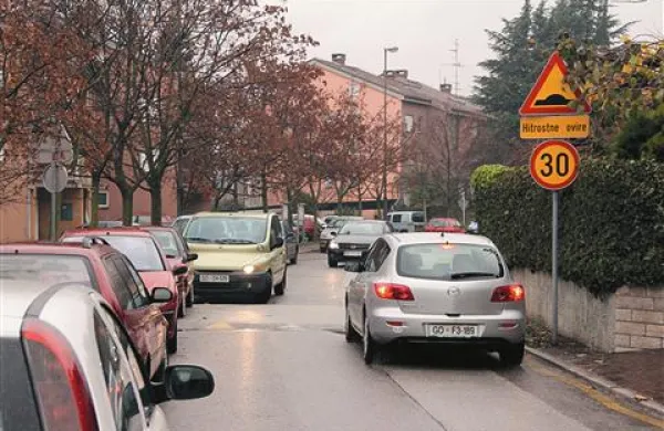 V Podmarku so težave s parkiranjem nevzdržne. Odpravljali jih bodo z enosmernim prometom. 