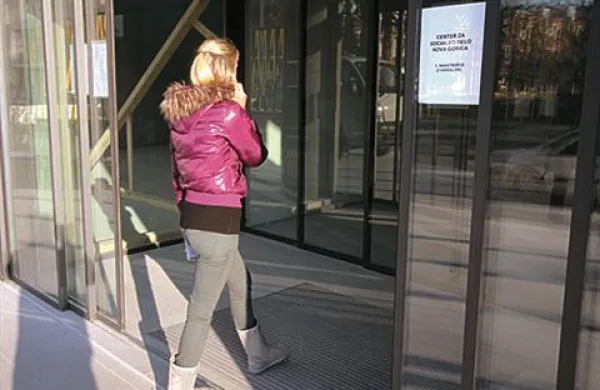 Ministrstvo za delo, družino in socialne zadeve prejemnike bo Da pa bi zagotovili nemoteno prejemanje transferjev, bo te izplačevalo akontativno