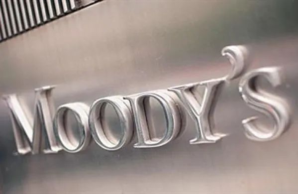 Bonitetna agencija Moody's je danes znižala kreditno oceno Slovenije za eno stopnjo na A1 z Aa3, ker bo morala država verjetno dodatno dokapitalizirati največje slovenske banke in s tem obremeniti proračun