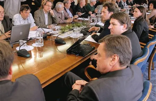 Politiki so na isti breg stopili tik pred zdajci, saj mora zakon začeti veljati že s 1. januarjem 