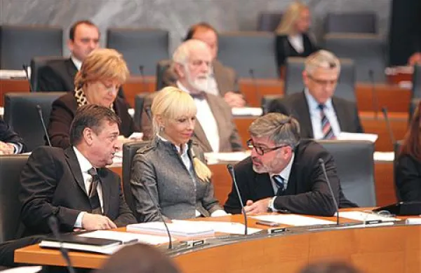 Poslanci so sprejeli tudi tri dopolnila. Po dopolnilu Pozitivne Slovenije bo za funkcionarje znižanje plač za štiri odstotke veljalo za celo leto 2012 in ne le za polovico leta.