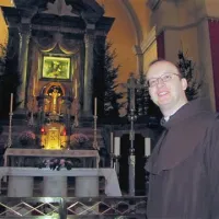 Pater Bogdan pred svetogorskim oltarjem. “To je kraj milosti, mnogi tu začutijo  posebno energijo,”  pravi.