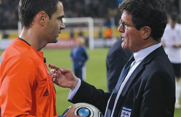Damir Skomina v pogovoru z angleškim selektorjem Fabiom Capellom po porazu Angležev v Ukrajini  jeseni 2009