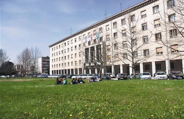 Po presoji župana Mateja Arčon je treba prednost nameniti tudi  gradnji garažne hiše sredi mesta, ki bi prostor na površju “počistila” mnoštva pločevine sredi mesta
