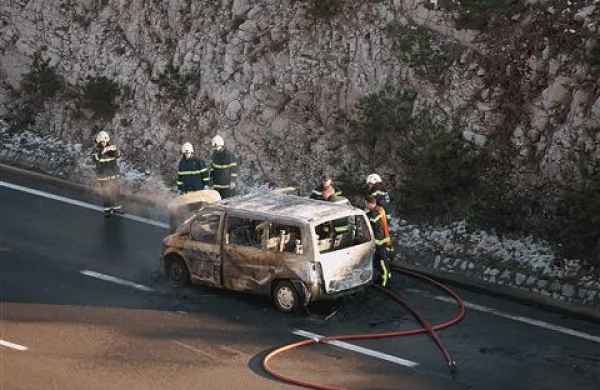 Romunski kombi je bil kljub posredovanju gasilcev uničen