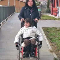 Mama in hčerka na sprehodu