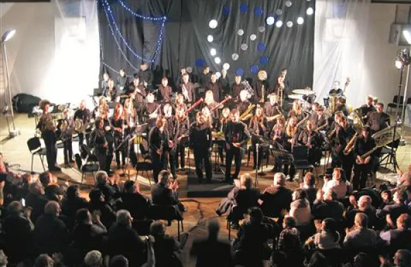 Pihalni in šolski pihalni orkester skupaj vodita dosedanji i (Nejc Bečan) in novi dirigent (Matija Tavčar)
