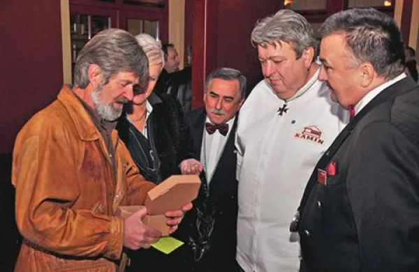 Andrej Fric (drugi z desne) z gosti in prijatelji