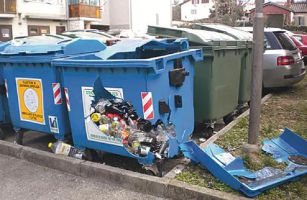 Takole je petarda uničila zabojnik za smeti v Izoli