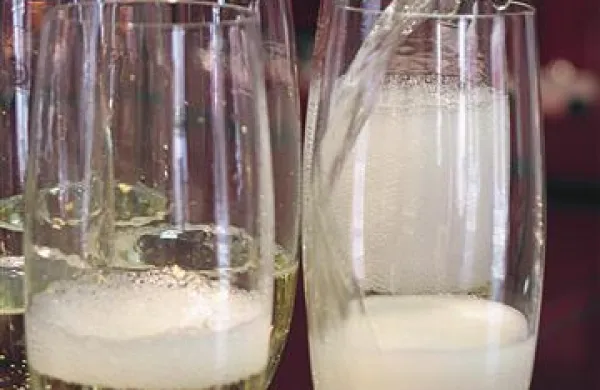 Kozarček ali dva alkohola večini ne škodita, nezmerno pitje pa je lahko nevarno za zdravje 