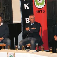 Edoardo Reja (na fotografiji v sredini) med Miranom Srebrničem in Lidijo Lapajne 