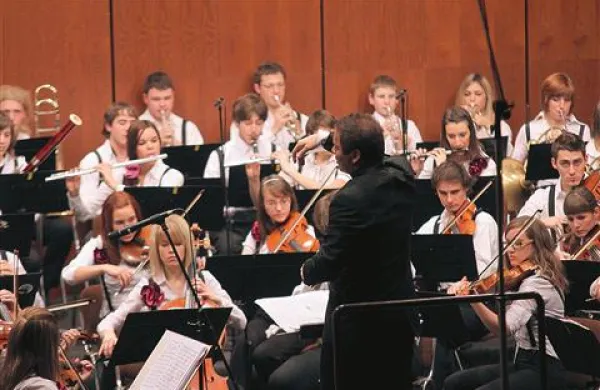 Mladinska filharmonija NOVA z dirigentom Simonom Perčičema je navdušila z dunajskim novoletnim programom 