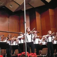 Mladi glasbeniki Mladinske filharmonije NOVA v sproščenem in razigranem nastopu 
