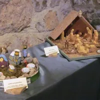  In še bolj nenavadne jaslice iz kamenčkov (levo) ter voska (desno)