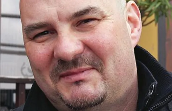 Bojan Salomon: “Zaradi napak arhitektov kavarna izgublja svoj status. Sanitarije bodo bistveno premajhne, v kuhinji ne bo več mogoče pripravljati hrane,  križali se bosta sanitarna pot in pot s hrano. V ponudbi  ne bodo mogli biti slaščice, sendviči, prigrizki …Iz kavarne bo nastal običajen bar.”