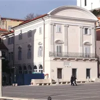 Prenovo stavbe Obalnih galerij spremljajo pritožbe zaradi prizidka (desno ob stavbi) in obtožbe o obnovi kavarne na črno