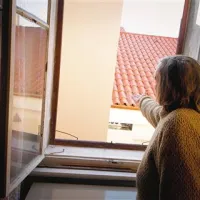  Pogled stanovalke skozi okno ne seže niti dva metra daleč