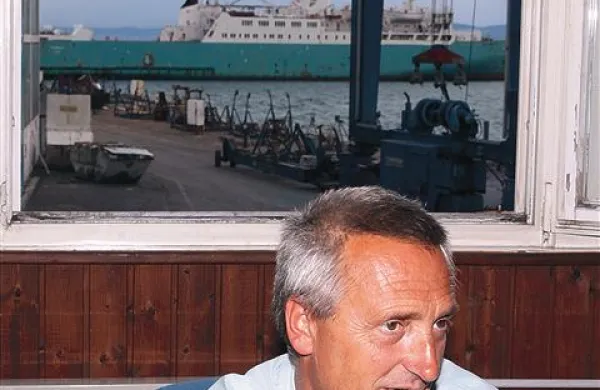 Direktor Ladjedelnice Tomaž Jeločnik, v ozadju pa ladja Marinos D