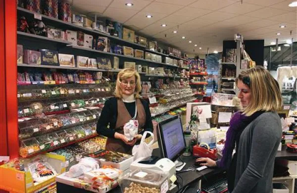 Sonja Kocjančič (levo) in Nastja Hvala v trgovini Bon Bon & Chocolate ne nudita le sladkarij in vsega za peko, pač pa tudi primorsko prijaznost 