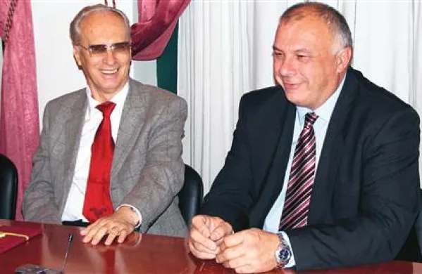 Župan - učenec Bojan Sever  (levo) in pisatelj - ravnatelj Ivan Bizjak