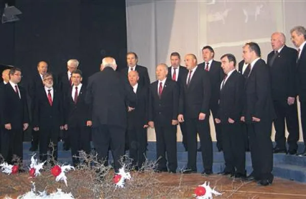 Moški zbor Dragotin Kette iz Ilirske Bistrice je eden od osmih zborov, ki so bili doslej 42 let na reviji Primorska poje