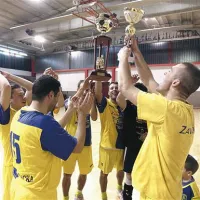 Zmagovalci, člani Bronxa, se veselijo finalne zmage