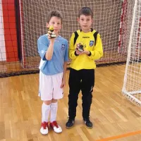 Najboljši igralec v konkurenci U-8 Matej Pavlič (levo), najboljši vratar Martin Turk (oba Jadran Dekani)